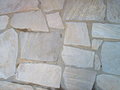 Skrle nepravilnih oblik oporabljamo za zidno in talno oblaganje.
Za talno je primerna debelina 2-4 cm, za zidno pa debelino 1-2 cm.
Na voljo je tudi rezan kamen različnih formatov.